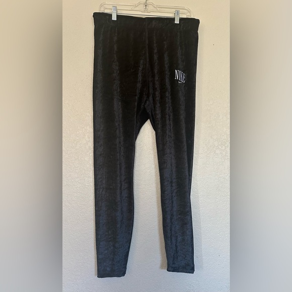 Nike Leggings Womens XL  Velour Black High Waisted Velvet Stretch comfort - Picture 1 of 10